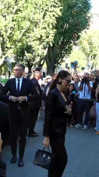 Milano in Lutto: Folla di Personalità e Cittadini in Coda per Omaggiare il Grande Stilista