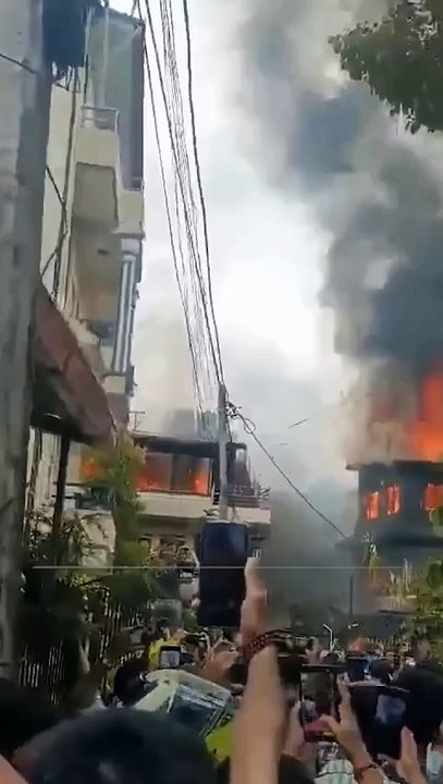 Caos in Nepal: Dimissioni del Primo Ministro Oli, Proteste Continuano con 22 Morti e Coprifuoco a Katmandu