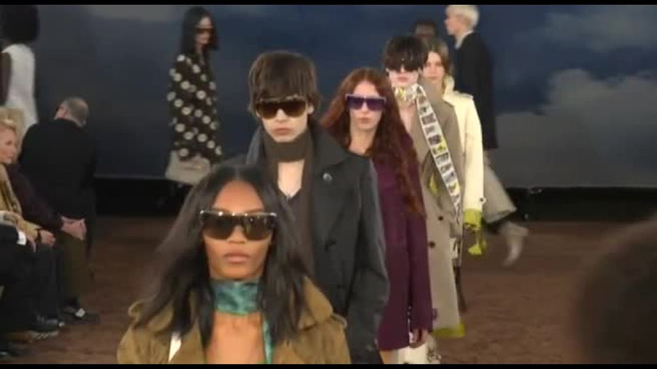 Londra, da Elton John a Naomi: sfilata Burberry con star
