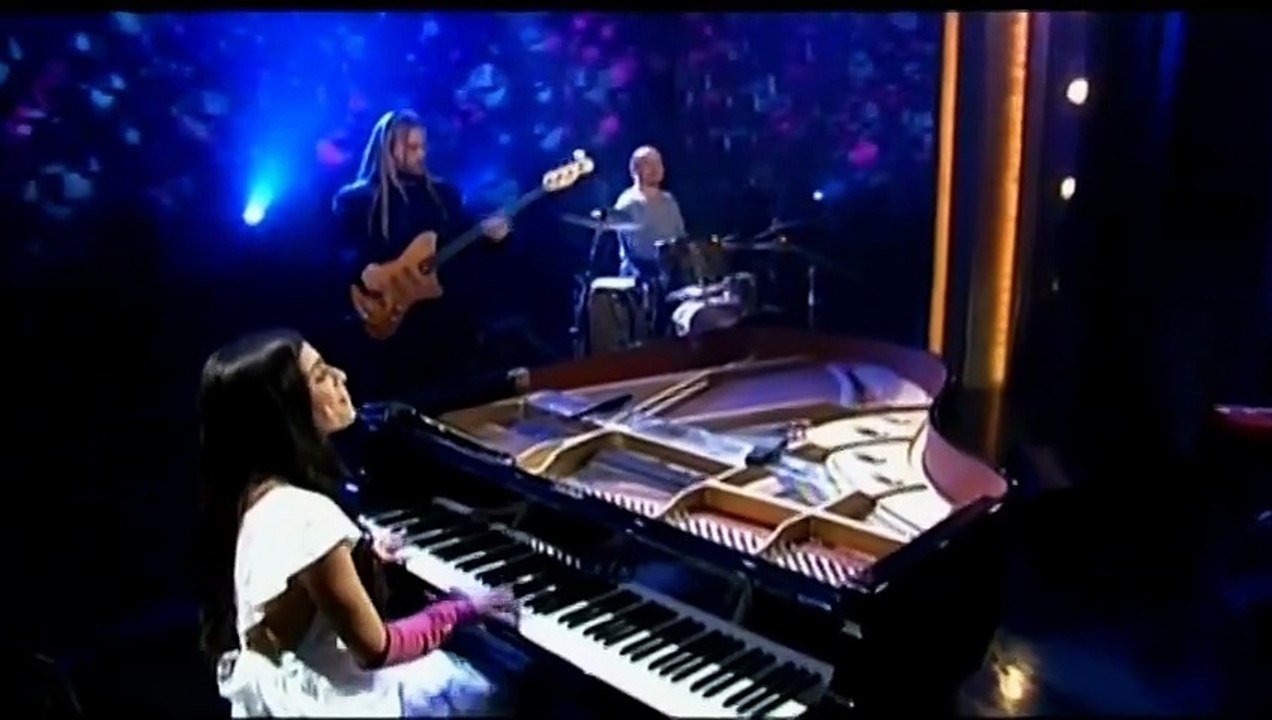 Yael Naim chante son tube "New Soul" en live