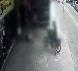 Vídeo flagra funcionário agredir patrão idoso com sacola de ferramentas