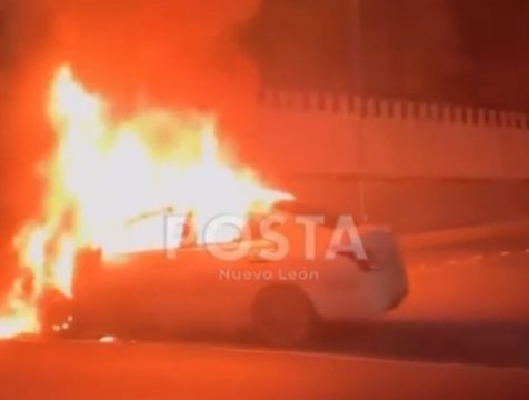Incendio de auto provoca alarma en la avenida Morones Prieto