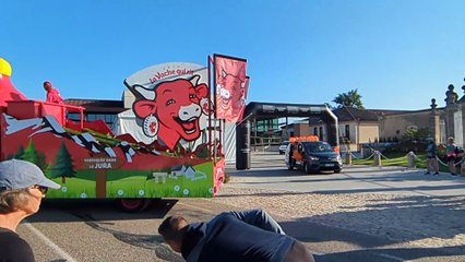 Passage caravane publicitaire marathon du Médoc 2025 Beychevelle