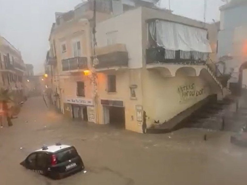 Überschwemmungen in Italien: Urlaubsinsel unter Wasser