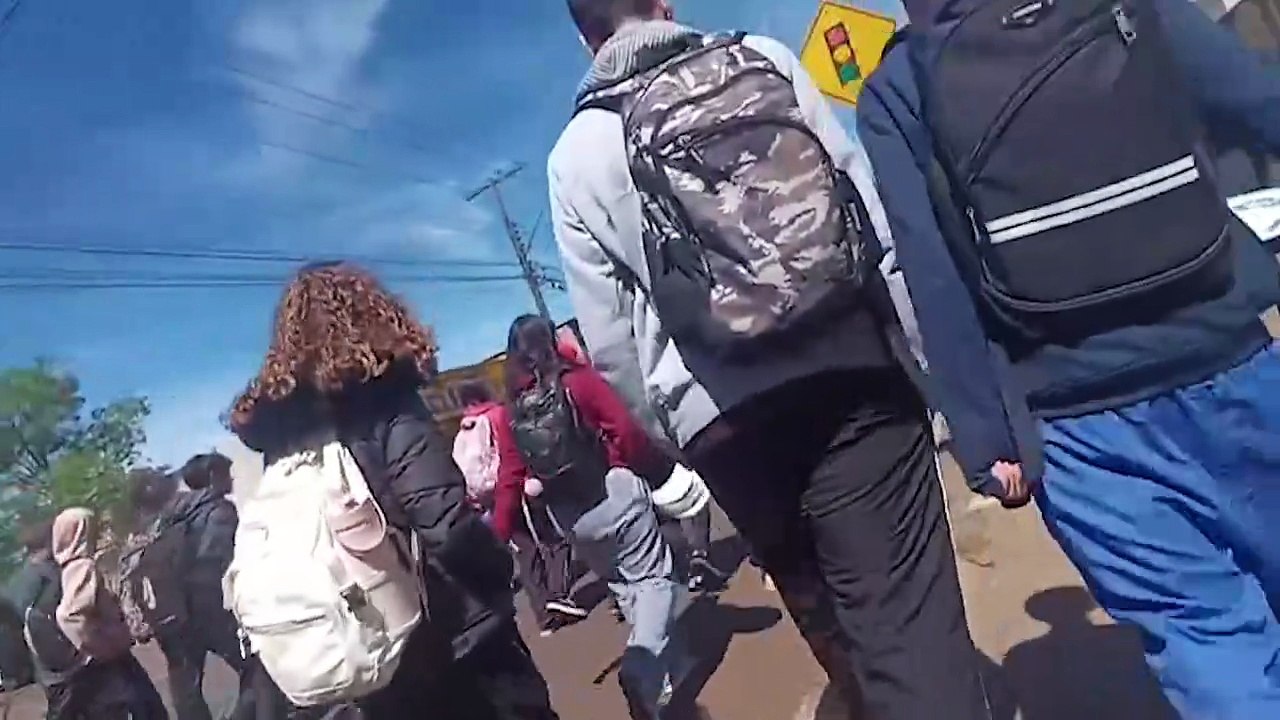 Alunos e Colégio Padre Pedro Canísio Henz prestam homenagem a aluna Emilly Thauany