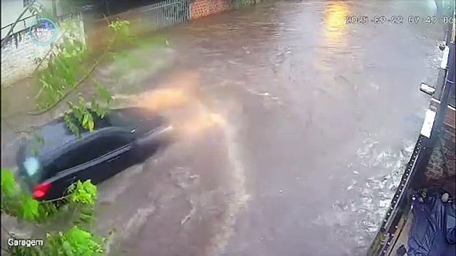 Vídeo mostra carro sendo arrastado pela enxurrada em Sarandi; moradores cobram solução para alagamentos