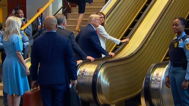 Trump acusa a la ONU de darle unas escaleras mecánicas con las que casi se cae Melania