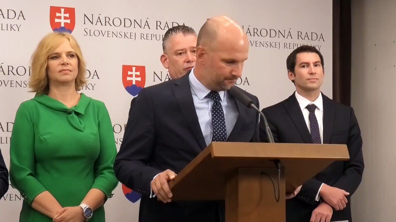 ZÁZNAM: Hnutie Slovensko vidí za súčasnou zahraničnou politikou ohrozenie občanov SR