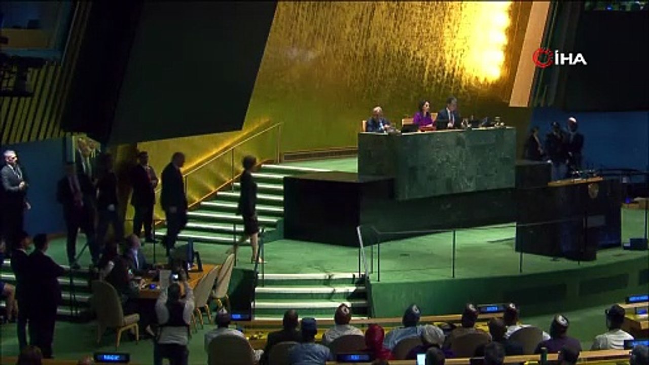 - ABD Başkanı Donald Trump, "BM, çözmesi gereken sorunları çözmüyor, çoğu zaman yeni sorunlar oluşturuyor. Birleşmiş Milletler, Batı ülkelerine ve sınırlarına yönelik saldırıları finanse ediyor. BM’nin işgallerini durdurması gerekiyor, onl