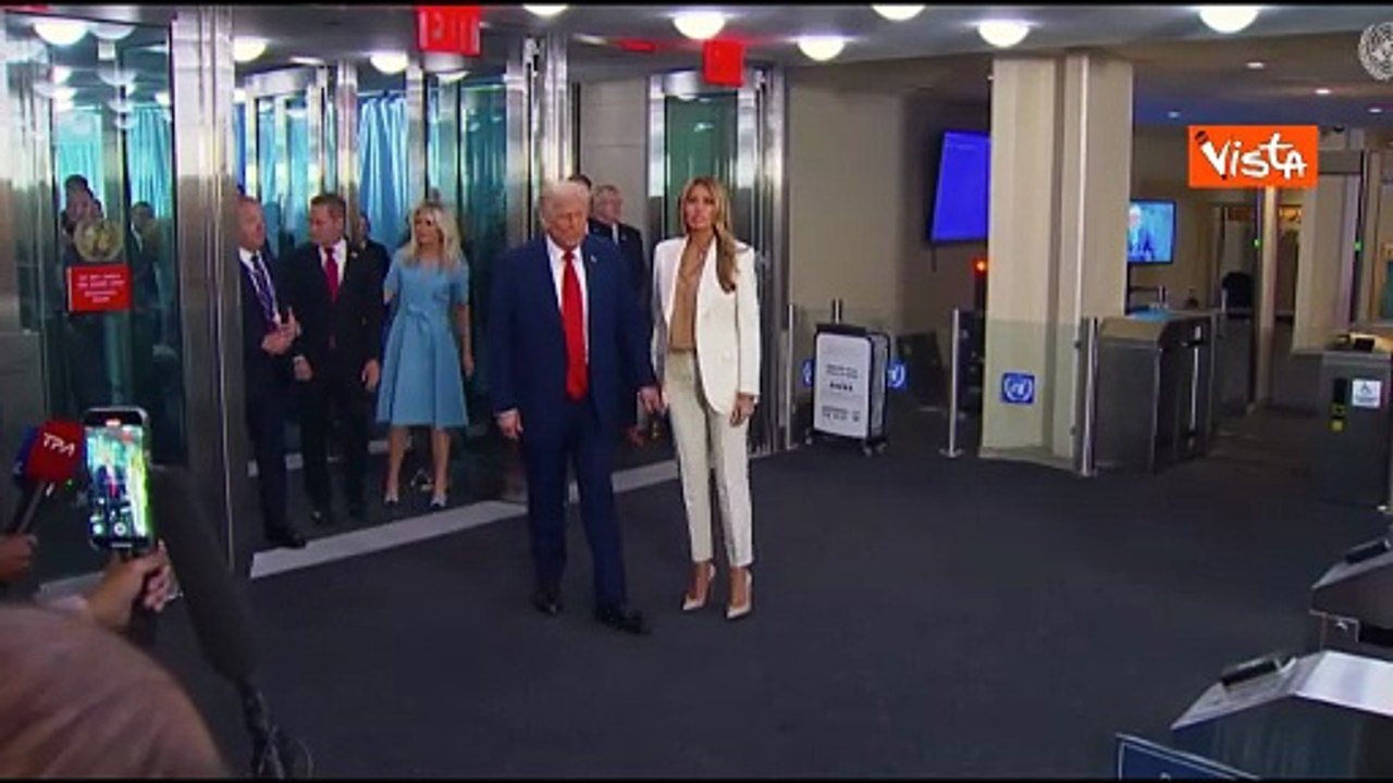 Trump e Melania arrivano all'Onu, la scala mobile non funziona e salgono a piedi