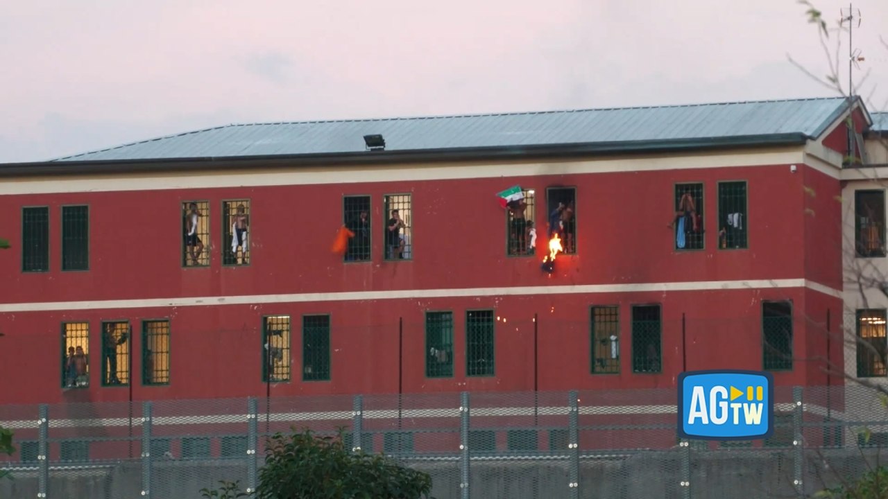 Milano, presidio al Beccaria per i giovani arrestati: dalle finestre del carcere date alle fiamme lenzuola