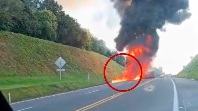 Puebla: Pipa de gasolina se vuelca e incendia en la carretera México-Tuxpan; no hay personas heridas