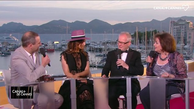 Claudia Cardinale reçoit en direct une Distinction numérique de l'INA des mains de Thierry Frémaux et Laurent Vallet - Festival de Cannes 2017