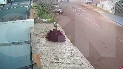 Veja como aconteceu a colisão que deixou motociclista ferido no Loteamento Siena