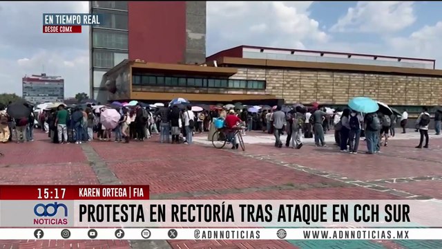 Padres de familia y estudiantes se manifiestan en Rectoría tras ataque en CCH Sur