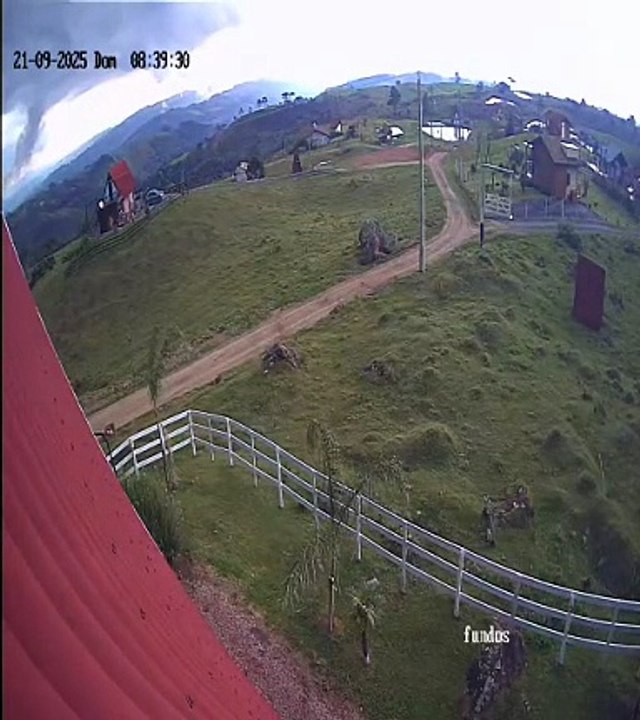 Vídeo mostra nuvem funil se dissipando antes de tocar o solo em cidade da Grande Florianópolis