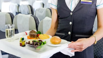¿Por qué sabe rara la comida del avión?