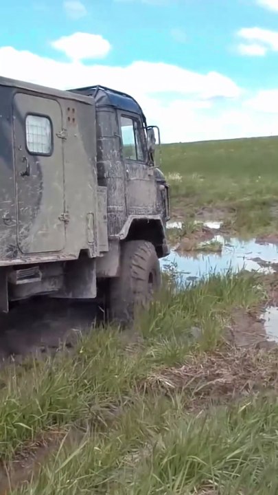 Camion militaire tout-terrain dans la boue – Conduite extrême armée #shorts