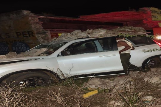 swm news: यात्री विश्राम गृह से टकराई तेज रफ्तार कार, बड़ा हादसा टला