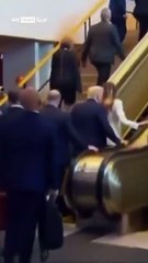 تعطل سلم كهربائي بترامب وميلانيا