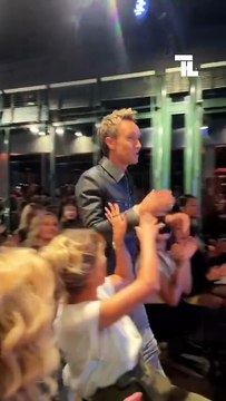 @cyrilferaud_off reçoit le Prix du meilleur animateur. Un Prix décerné par les lecteurs de Télé-Loisirs ! _ @prismamedia #tlawards