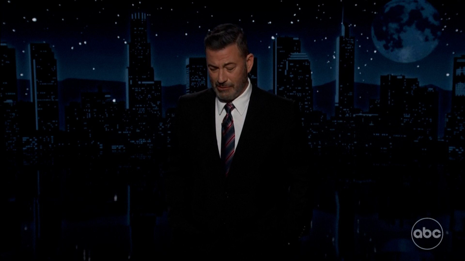 El regreso de Jimmy Kimmel a la televisi�n ha sido uno de los momentos m�s esperados. Con una ovaci�n de pie por parte del p�blico durante varios minutos, el humorista y presentador volvi� a las c�maras este martes con un emotivo mon�logo de casi 20 minutos que incluy� agradecimientos, humor, disculpas, homenajes y l�grimas.

Kimmel dedic� un sentido tributo a la viuda del Charlie Kirk y no pudo evitar quebrarse en varios momentos. Su regreso se produce casi una semana despu�s de que Disney, propietaria de la cadena ABC, anunciara su "suspensi�n indefinida" tras una intensa campa�a de presi�n liderada por sectores conservadores y respaldada por el propio Gobierno.