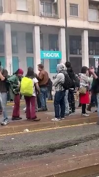 Scontri Violenti a Milano: Guerriglia Urbana alla Stazione Centrale tra Manifestanti e Polizia
