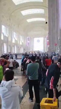 Scontri alla Stazione Centrale: manifestanti assediano le forze dell'ordine con lancio di oggetti e uso di estintori
