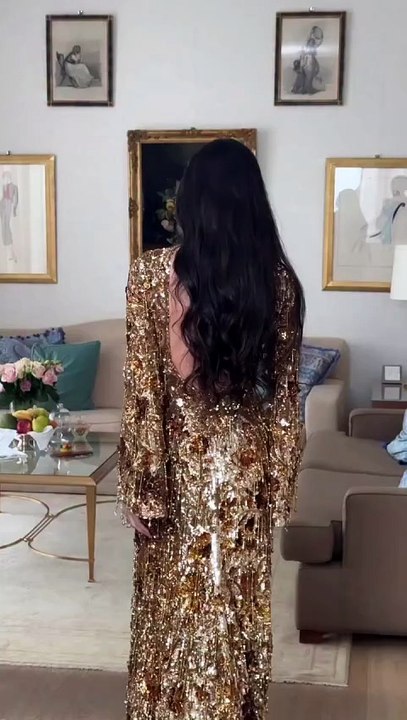 @demimoore est une vraie déesse en Demna pour Gucci. Avec le talent du styliste @bradgoreski ✨ 📹 Demi Moore et bradgoreski #demimoore #gucci #demna