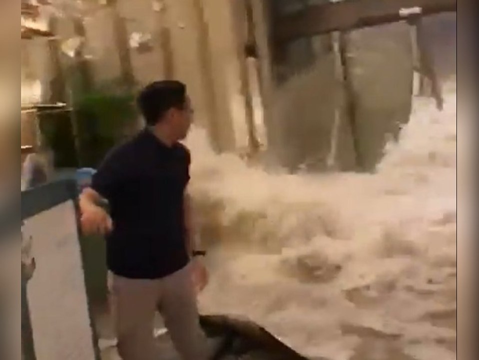 Wassermassen zerschlagen glastüren: taifun flutet hotellobby