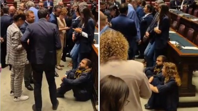 Il momento in cui i deputati dell'opposizione occupano i banchi del governo alla Camera: «Meloni riferisca in Aula sulla Flotilla»
