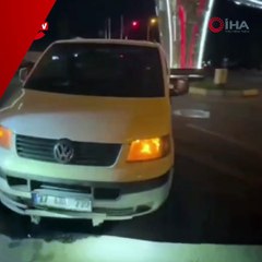 Polisin 'dur' ihtarına uymayıp iki araca çarpmıştı... Minibüsten 11 kaçak göçmen çıktı!