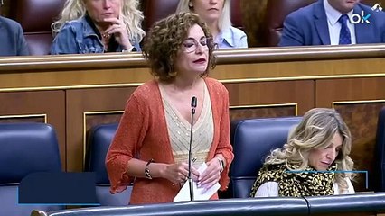 Éste es el momento en el que Feijóo recibe en su móvil la noticia de que Begoña Gómez irá a juicio