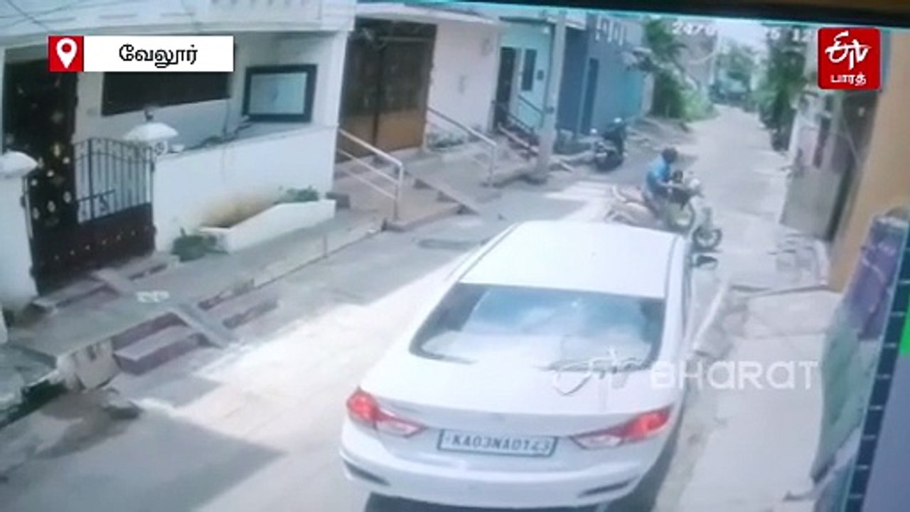 பட்டப் பகலில் தந்தை கண் முன் 4 வயது குழந்தை கடத்தல்! நடுங்க வைக்கும் சிசிடிவி காட்சிகள்!