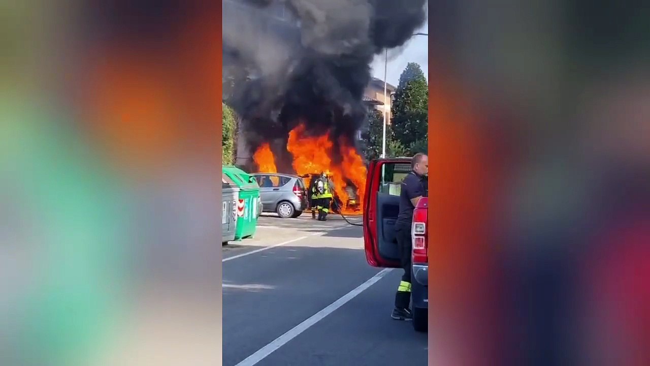 Auto divorata dalle fiamme: l'intervento dei vigili del fuoco a Magreta