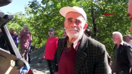 Sel afetinde yol çöktü; cenaze omuzlarda ve elden ele taşındı