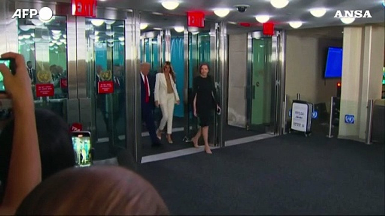 Trump arriva all'Onu, ma la scala mobile si blocca e prosegue a piedi