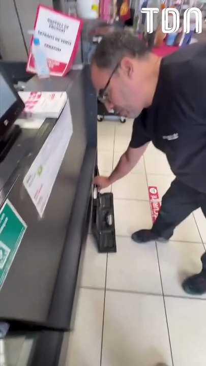Scandale à l’Intermarché : un client offre une pièce à un SDF pour un sandwich… mais le sans-abri se voit interdire l’entrée du magasin
