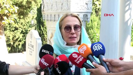 Zeki Müren, Bursa Emir Sultan Mezarlığı’ndaki kabri başında özlemle anıldı