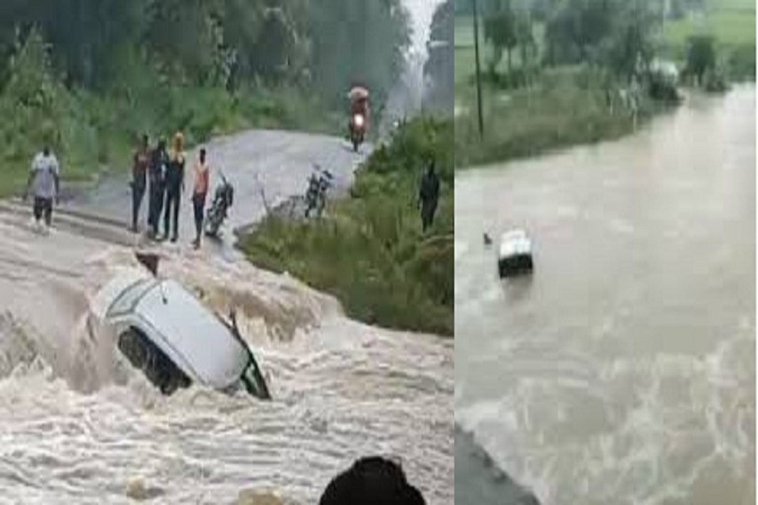 उफनते नाले में बही कार