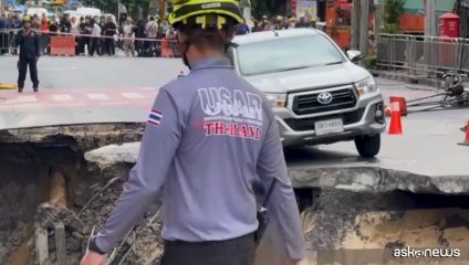 Bangkok, si apre voragine di una cinquantina di metri in strada