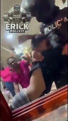VIDEO: ¡Le dio una lección! Abuela golpeó a su nieto frente a la policía por participar en un robo
