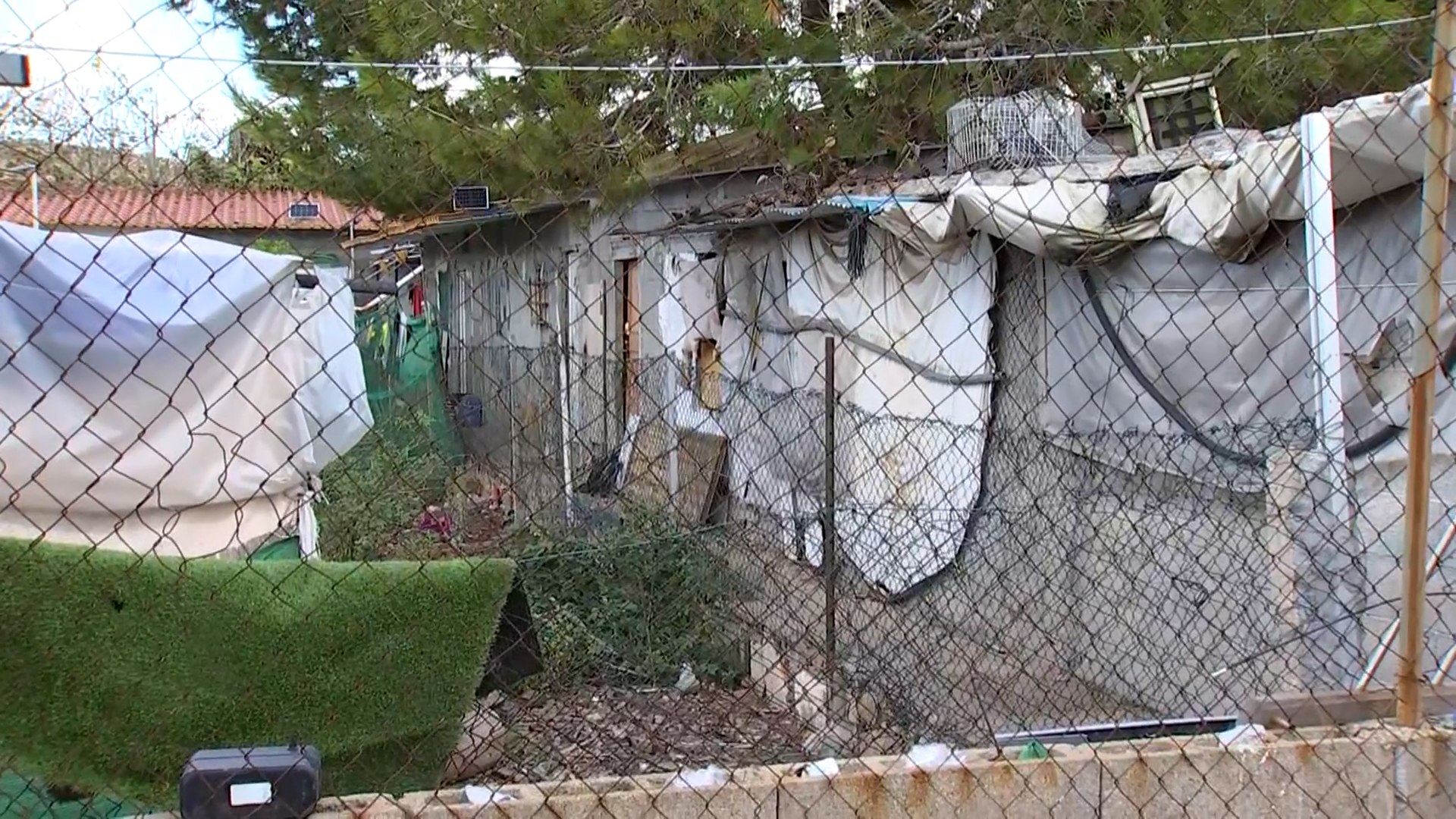 El Govern balear y la Polic�a Nacional han localizado once infraviviendas insalubres en un asentamiento chabolista de Manacor, utilizadas como alquiler por personas en situaci�n vulnerable.

La inspecci�n, realizada por agentes de la comisar�a local y t�cnicos de la Consejer�a de Vivienda, revel� que en una misma finca se hab�an construido once habit�culos que compart�an �nicamente dos ba�os y dos cocinas.

El espacio presentaba deficiencias graves de higiene y seguridad, con acumulaci�n de residuos, techos en mal estado, estructuras inestables y una instalaci�n el�ctrica deficitaria que supon�a riesgo para los residentes.

Las viviendas pertenecen a un �nico propietario, que se lucraba cobrando alquileres a personas de escasos recursos o en situaci�n irregular en Espa�a.