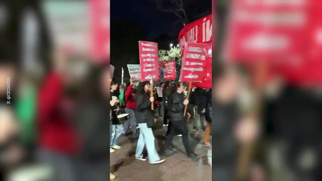 La marcha en Plaza Flores contra el triple femicidio