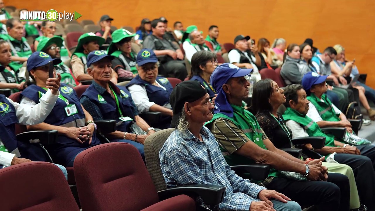 Con certificado en mano: 101 recicladores ya son guardianes de la sostenibilidad en Medellín