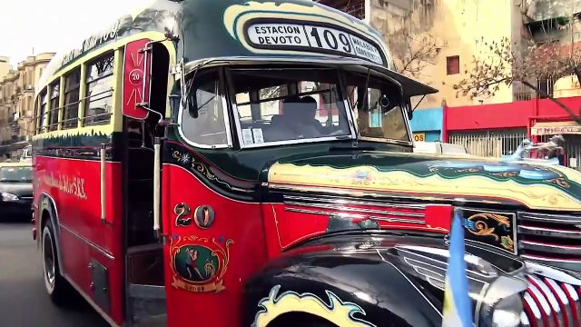 Desfile de colectivos antiguos