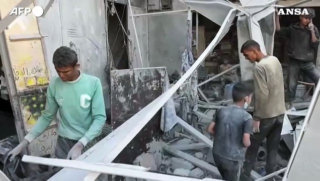 Gaza City, macerie su macerie dopo la nuova notte di raid israeliani