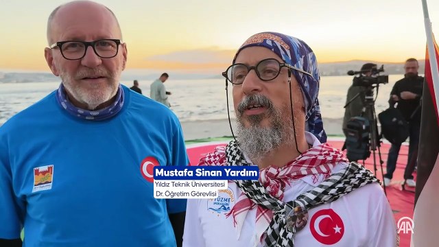 İstanbul'da yüzücüler Gazze'ye destek için Sarayburnu'ndan Demokrasi ve Özgürlükler Adası'na kulaç attı