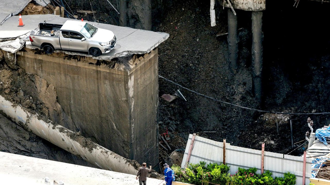 Riesenloch verschlingt Straße in Bangkok