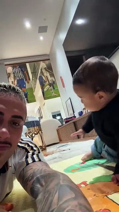 Vídeo: MC Daniel reage a primeira palavra do filho de 7 meses: 'Encerrado'